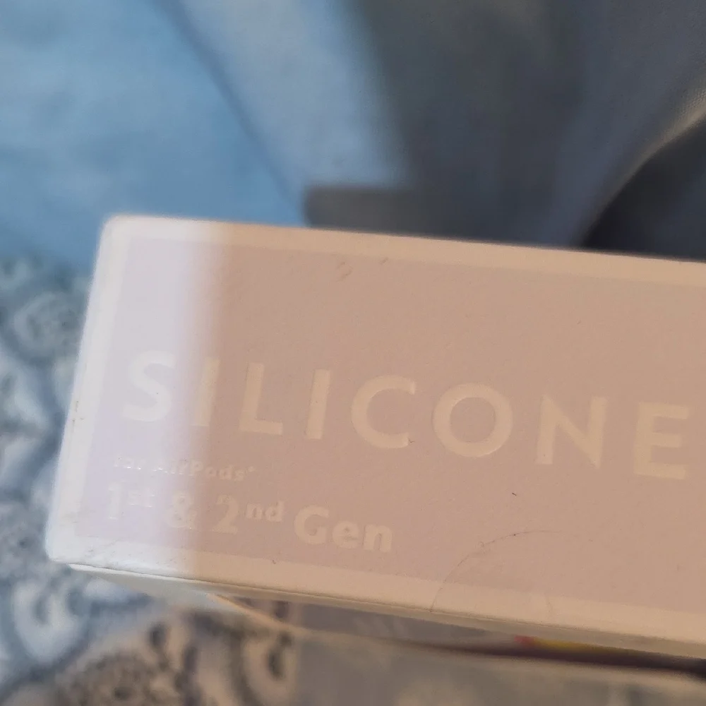 MVMT Lavender Silicone AirPods Case with Gold Clip - Picture 3 of 6